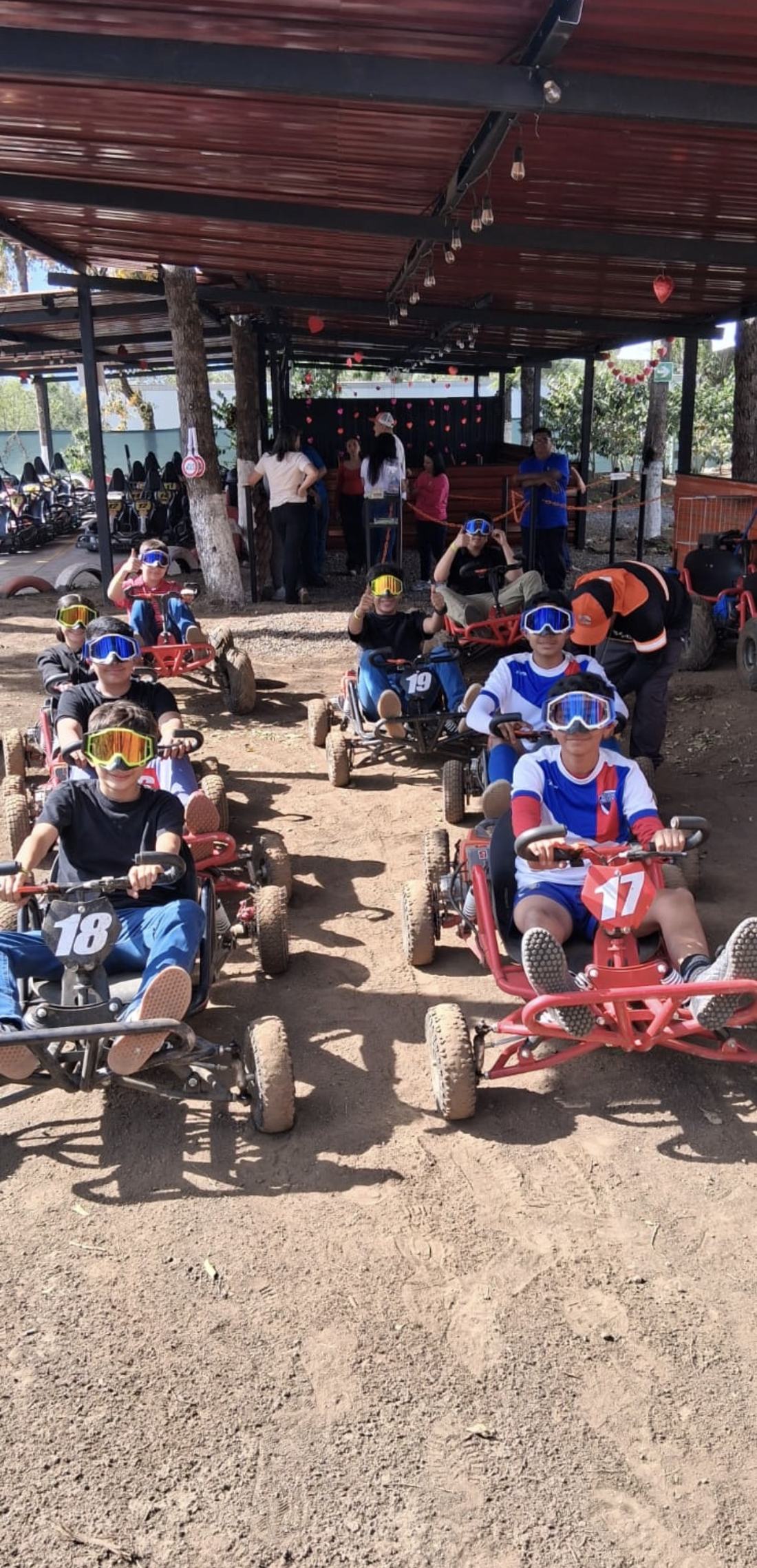 Grupo de jóvenes en buggies listos para correr en Diver Zone