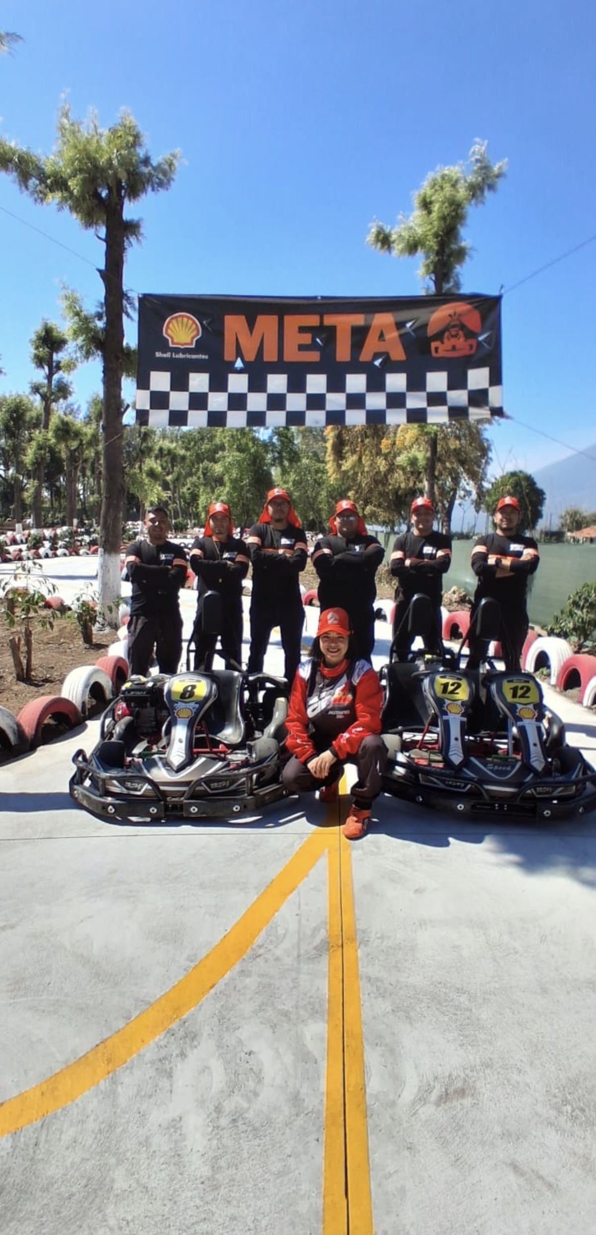 Equipo de Diver Zone en la línea de meta